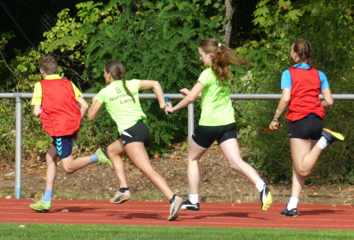 230930-7.-Kreisvergleich-Roth-Julia-4-x-100-m